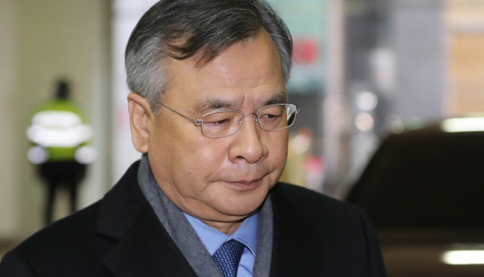 출근하는 박영수 특검      (서울=연합뉴스) 이상학 기자 = 최순실 씨 국정농단 의혹과 박근혜 대통령 비위 의혹 사건을 수사 중인 박영수 특별검사가 3일 오전 서울 강남구 대치동 특검 사무실로 출근하고 있다. 2017.1.3      leesh@yna.co.kr  (끝)